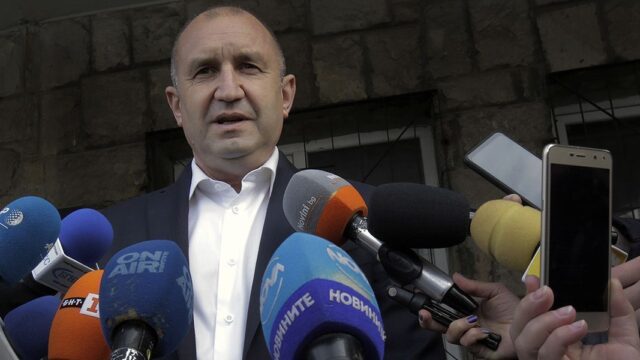 На выборах в Болгарии победил действующий президент Румен Радев. Он называет Крым российским