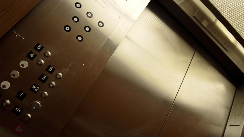 Без еды и воды: как горничная пережила трехдневное заточение в лифте в одном из домов Нью-Йорка