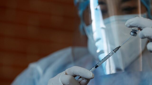 Биолог из США допустил, что вакцинация от коронавируса станет ежегодной
