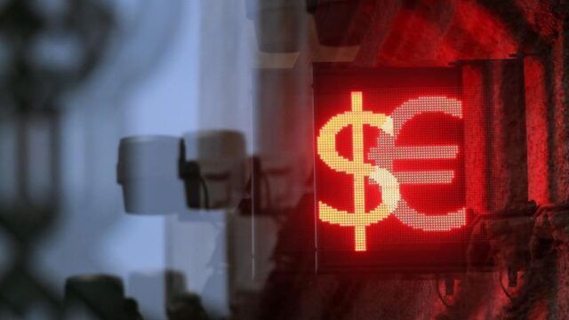 Инвестор посоветовал россиянам покупать доллары и евро