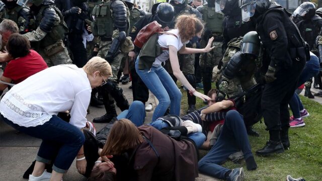 В Минске силовики задерживают участников акции против Лукашенко