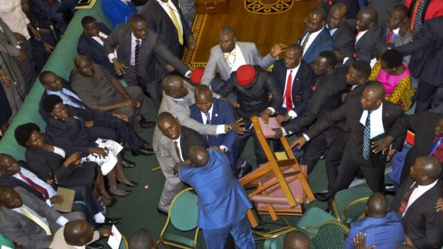 В парламенте Уганды подрались депутаты. Они обсуждали закон о предельном возрасте для президента