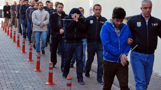 В Турции выдали ордера на арест 360 сторонников Гюлена в армии