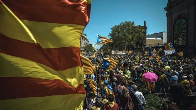 В Каталонии больше 300 тысяч человек вышли на митинг за освобождение политиков автономии
