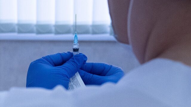 Попова: из 16 заразившихся «омикроном» в России 11 были вакцинированы от COVID-19