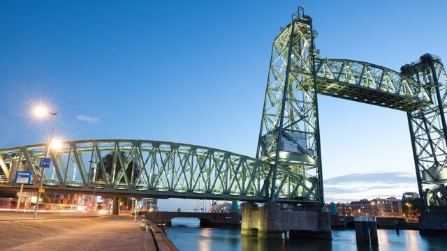 В Роттердаме разберут мост XIX века ради прохода яхты основателя Amazon
