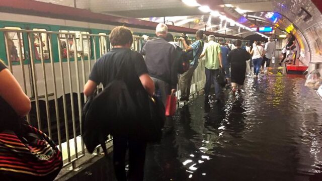 В Париже ливни затопили метро. Некоторые станции пришлось закрыть