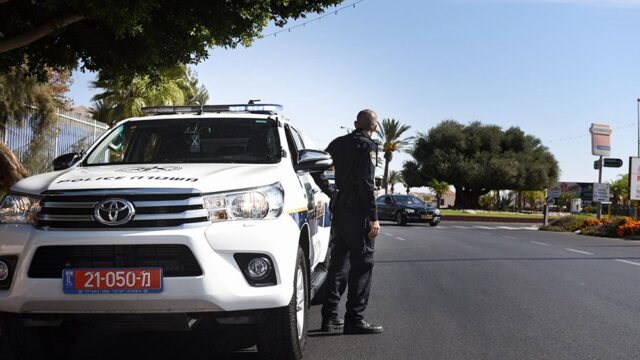 В Израиле полиция освободила осла, которого привязали к машине, чтобы сдвинуть с места