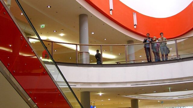 В польском торговом центре мужчина напал с ножом на посетителей, один человек погиб