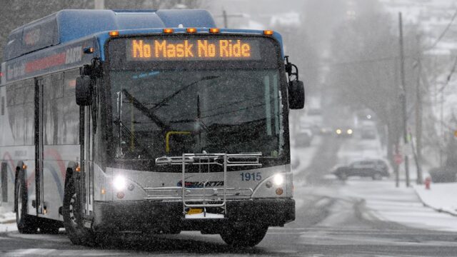 Американцев обязали носить защитные маски в общественном транспорте