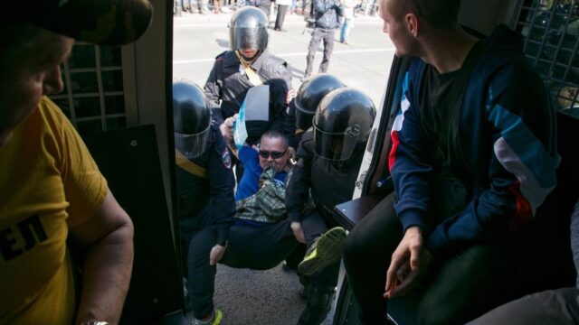 Власти Петербурга заявили, что «провокаторы» сорвали проведение праздничного шествия