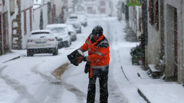 Во Франции 200 тысяч домов остались без света из-за снегопада