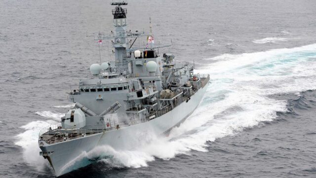 В США заявили о попытке кораблей Ирана задержать британский танкер; Тегеран это отрицает