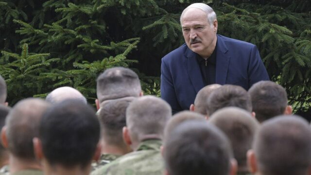 Лукашенко лишил званий больше 80 бывших силовиков