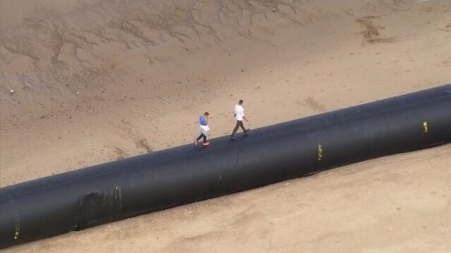 В Великобритании на побережье вынесло гигантские пластиковые трубы