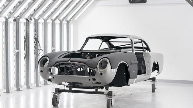 Aston Martin выпустит машину Джеймса Бонда из фильма «Голдфингер» со всеми гаджетами супершпиона (даже с пулеметом в фарах!)