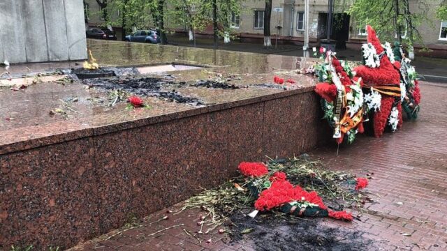 В Челябинске задержали мужчину, который сжег венки на мемориале «Защитникам Отечества»