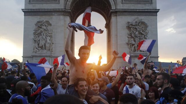 Франция и Хорватия празднуют финал Чемпионата мира по футболу: галерея