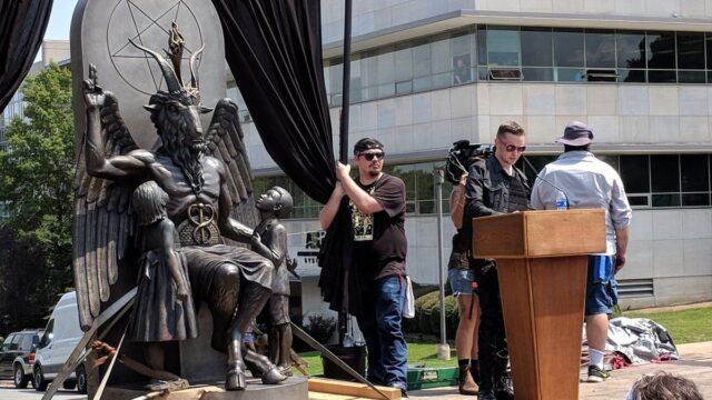 Сатанисты открыли в Арканзасе памятник дьяволу и попросили власти его не убирать