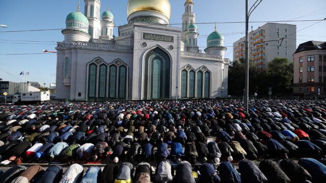 В Москве мусульмане отметили Курбан-байрам: фотогалерея