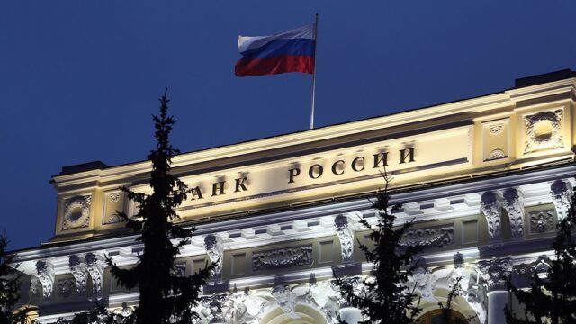 Банк России приостановил покупку иностранной валюты из-за падения рубля