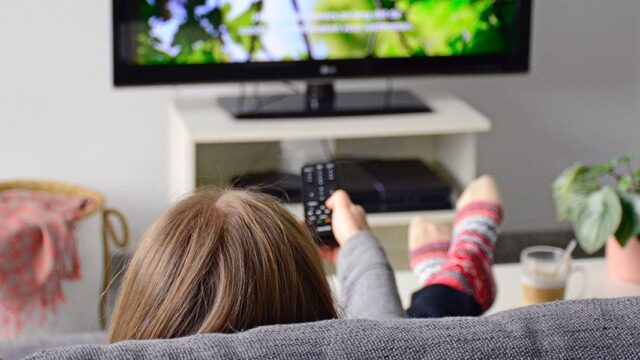 Исследование: молодежь предпочитает смотреть телевизор с субтитрами