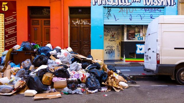 В Марселе завершилась забастовка мусорщиков. Она длилась почти две недели