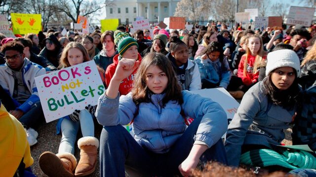 В США школьники вышли на марши в годовщину трагедии в «Колумбайне»