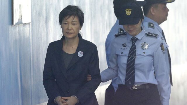 Суд в Сеуле приговорил бывшего президента Южной Кореи еще к восьми годам заключения