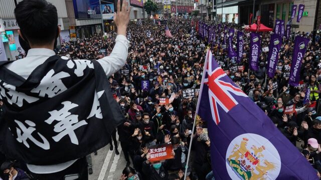 На акцию протеста в Гонконге вышли больше миллиона человек