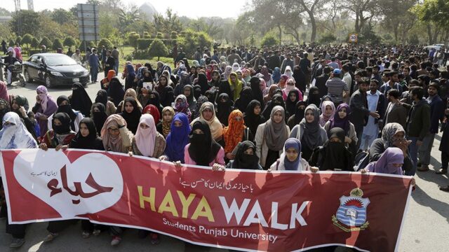 В Пакистане студенты провели марш против Дня святого Валентина