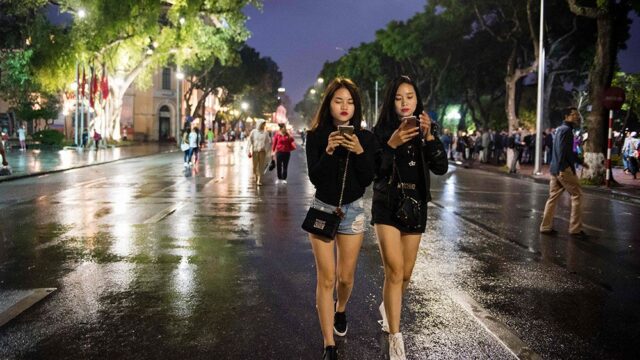 В Гонолулу запретили смотреть в смартфоны на ходу