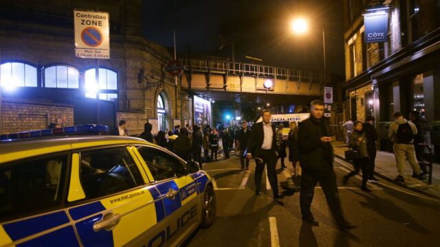 Неизвестный напал с ножом на людей в лондонском метро. Один человек погиб