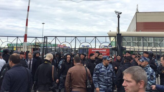 У торгового центра в Москве снова собрались мигранты. Их разогнали