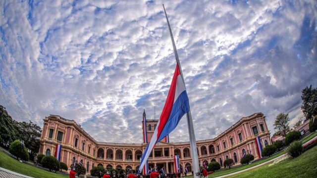 Президент Парагвая досрочно ушел в отставку, чтобы занять место в сенате