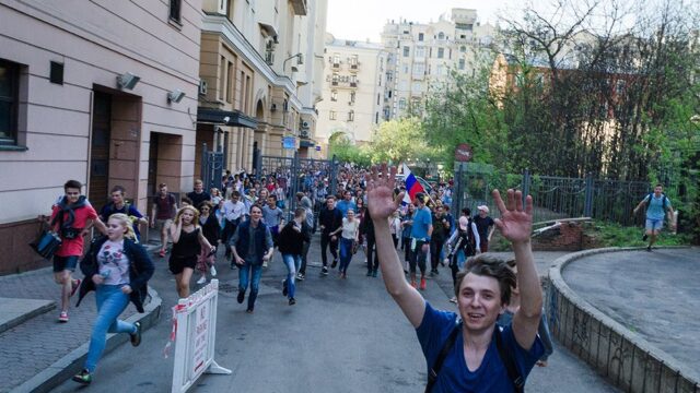 В Госдуму внесли законопроект, в котором прописали наказание за вовлечение несовершеннолетних в акции протеста