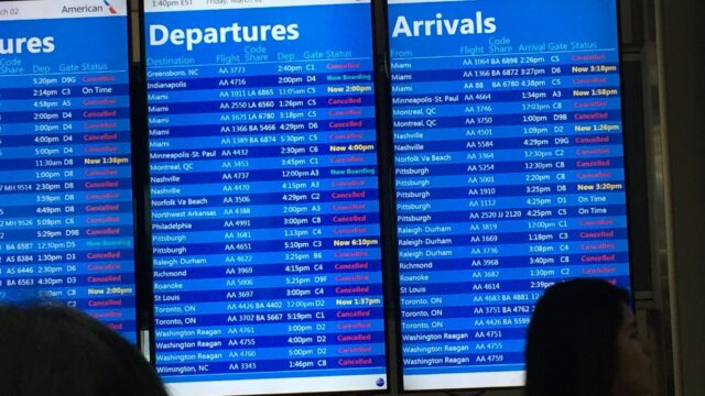 В нью-йоркских аэропортах приостановили прием рейсов из-за шторма