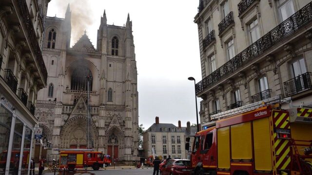 Во французском городе Нант произошел пожар в готическом соборе XV века