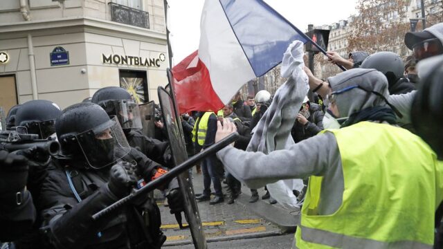 В Париже полиция задержала больше 500 участников протестов «желтых жилетов»