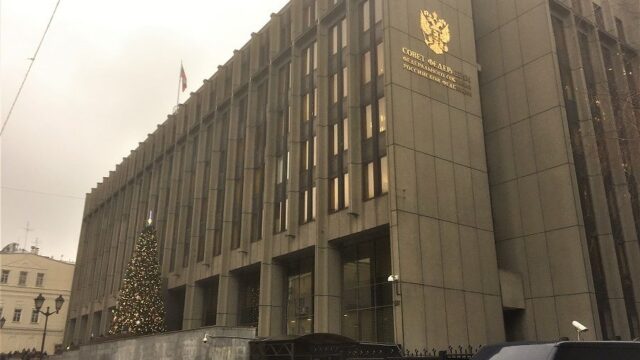 Неизвестный пытался поджечь автомобили у здания Совета Федерации в Москве