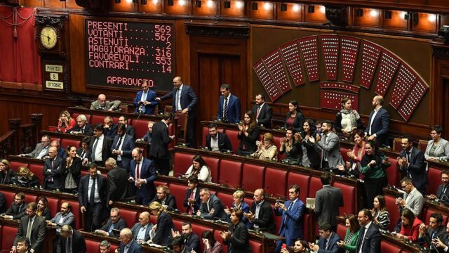 Парламент Италии проголосовал за сокращение своего состава на треть
