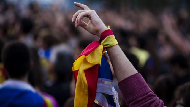 Каталонцы провели ночь в школах, где пройдет референдум