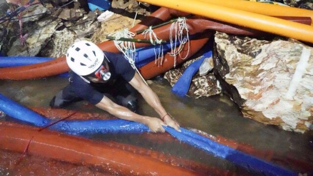 Слишком долгий путь к спасению. Когда тайские школьники смогут выбраться из затопленной пещеры?