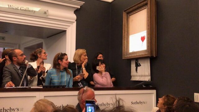 Картина Бэнкси, которую продали на аукционе Sotheby’s за $1,4 млн, самоуничтожилась