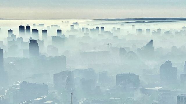 Екатеринбург окутал дым от горящих торфяников. ГИБДД перекрывает дороги