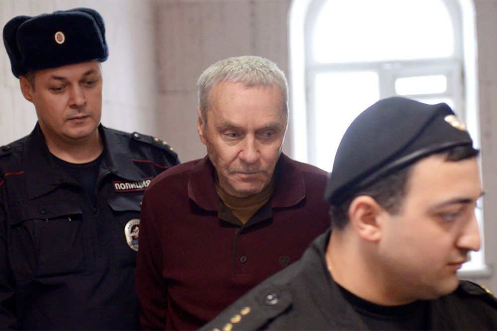 Суд в Москве приговорил отца полковника Захарченко к 4 годам колонии по делу о растрате