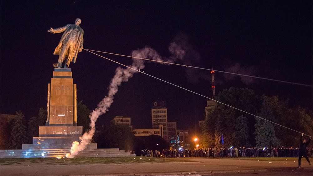 «Ленинопад»: как боролись с коммунистическими памятниками в странах бывшего СССР