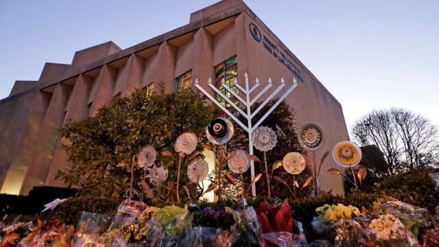 Синагога в Питтсбурге объявила конкурс на позитивное оформление забора, который поставили после теракта