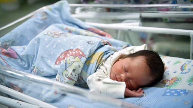 В Китае суррогатная мать родила ребенка через четыре года после смерти его биологических родителей
