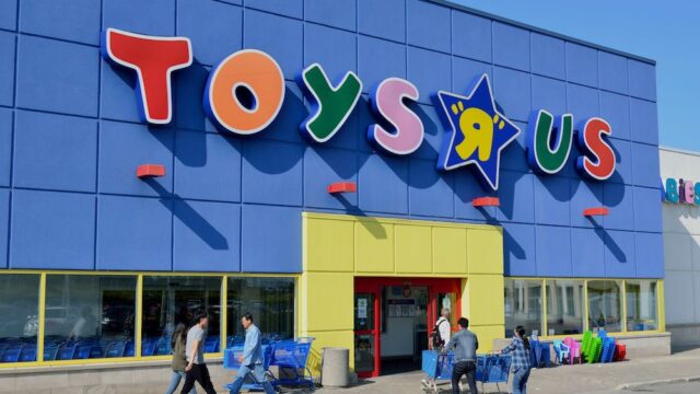 Крупная американская сеть по продаже игрушек Toys R Us подала заявление о банкротстве